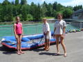 #02 Theresa, Ursula und Lisa beim Boot- aufpumpen