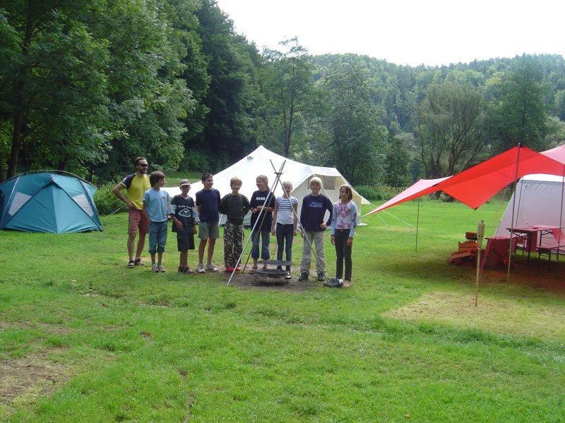 22. Gruppenbild mit Zelt