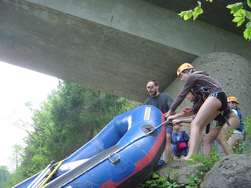 rein in die isar mit dem schweren boot