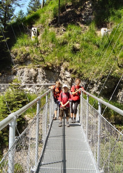 eine schwankende Hngebrcke